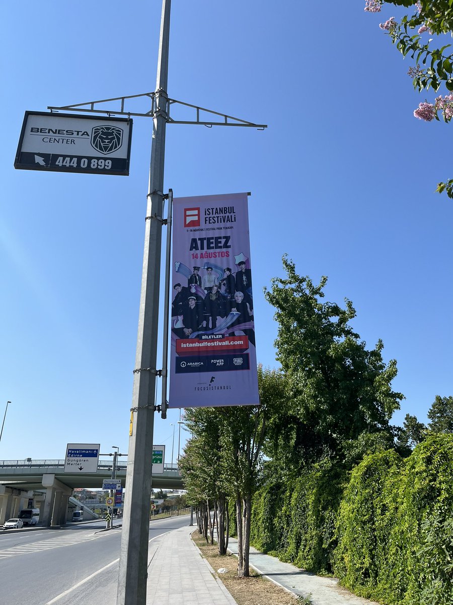 liljaneastt's tweet photo. istanbulda herhangi bir semtin yasanabilirlik ölçütü şu panoların olmasıyla iliskili https://t.co/OqdaHOmh9U