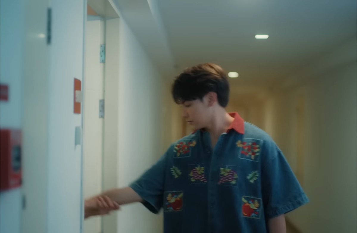 Onlyfunallday's tweet photo. Ceritanya lagi rewatch HA, tbh kissing scene storyline yang ini aku suka banget. Flirting each other, joke yang udah berharap banget depan pintu malah gak jadi, zo masuk pintu. Eh ternyata buka pintu lagi narik tangan joke masuk ke dalam, they do it very hot btw 

#joongdunk https://t.co/kdFY5jIJzX