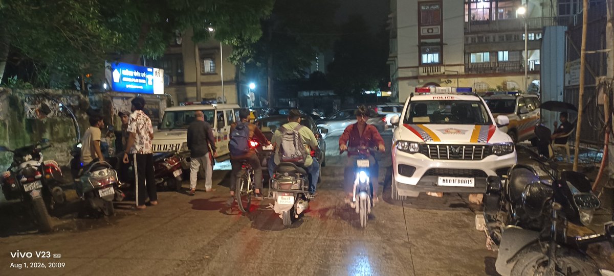 niranjanagawane's tweet photo. @MTPHereToHelp  police van parked both side of the road causes traffic conjunction location Agripada POLICE station https://t.co/T7FKgN6mSu