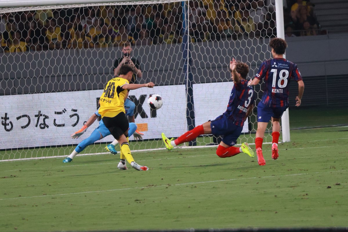 saq_machine's tweet photo. #3 森重真人後半早々のこの

後半早々のこのシュートブロック

いきなりモリゲが現れるところは鳥肌！

相手に半身をみせながらシュートコースを見てこのブロッキングは圧巻

百年構想リーグでは怪我に苦しんだけれど、リーグ戦では巻き返しに期待！

#fctokyo 
#森重真人 https://t.co/bdiNFpjcEA