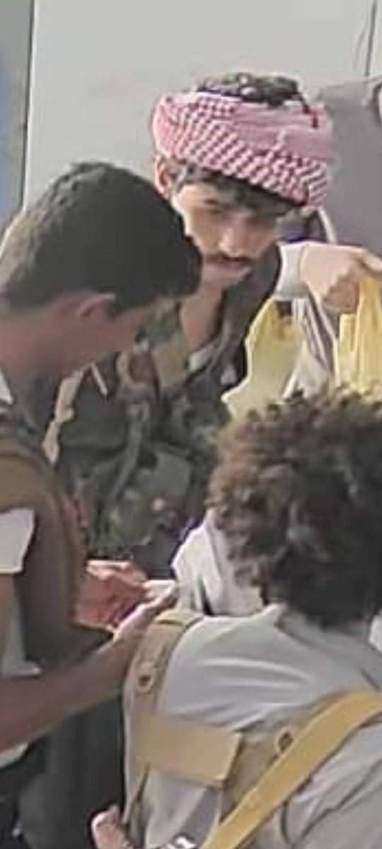 ALyemennow's tweet photo. عاجل
تدعو قيادة الفرقة الأولى طوارئ من لديهم أي معلومات عن الأشخاص الظاهرين في الصور المرفقة إلى التواصل عبر الرقم:
00966558190367
00966557296050

وتعلن الفرقة عن مكافأة مالية قدرها 50 ألف ريال سعودي لكل من يدلي بمعلومات موثوقة تسهم في الوصول إلى المطلوبين.... https://t.co/OTwQbiSuyA