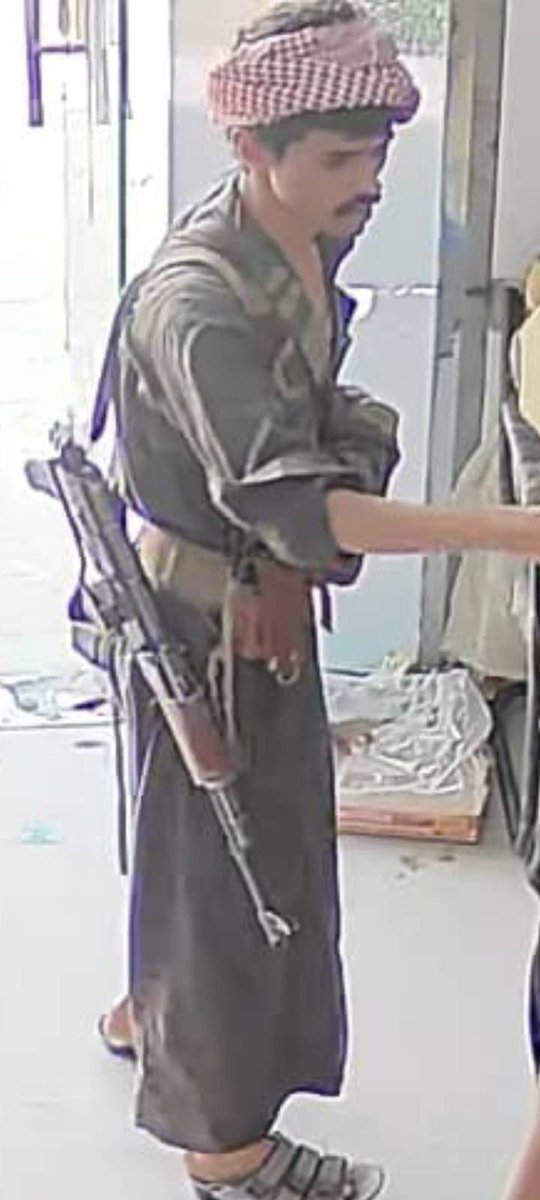 ALyemennow's tweet photo. عاجل
تدعو قيادة الفرقة الأولى طوارئ من لديهم أي معلومات عن الأشخاص الظاهرين في الصور المرفقة إلى التواصل عبر الرقم:
00966558190367
00966557296050

وتعلن الفرقة عن مكافأة مالية قدرها 50 ألف ريال سعودي لكل من يدلي بمعلومات موثوقة تسهم في الوصول إلى المطلوبين.... https://t.co/OTwQbiSuyA