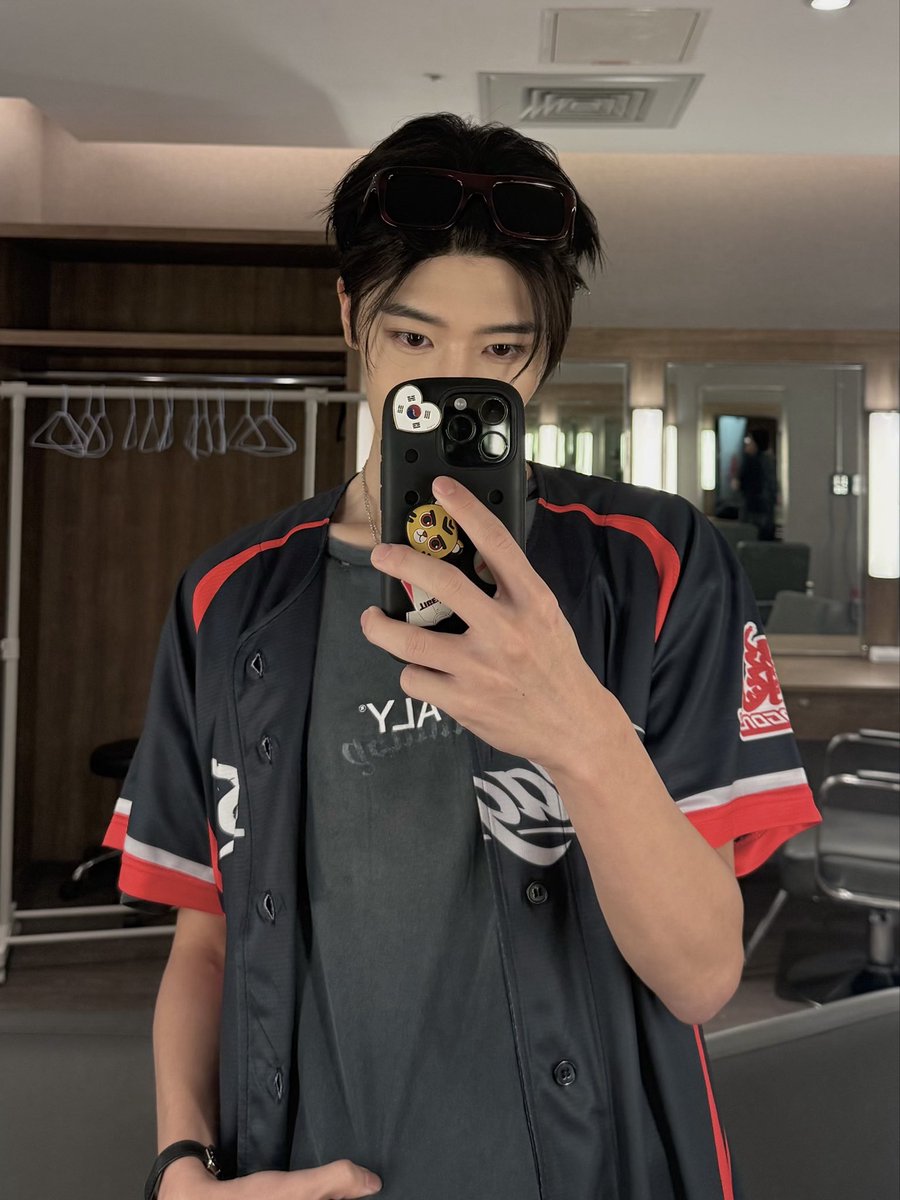 sionarchives's tweet photo. 260801 #SION 🌷💭 https://t.co/CgvFUEqDsc