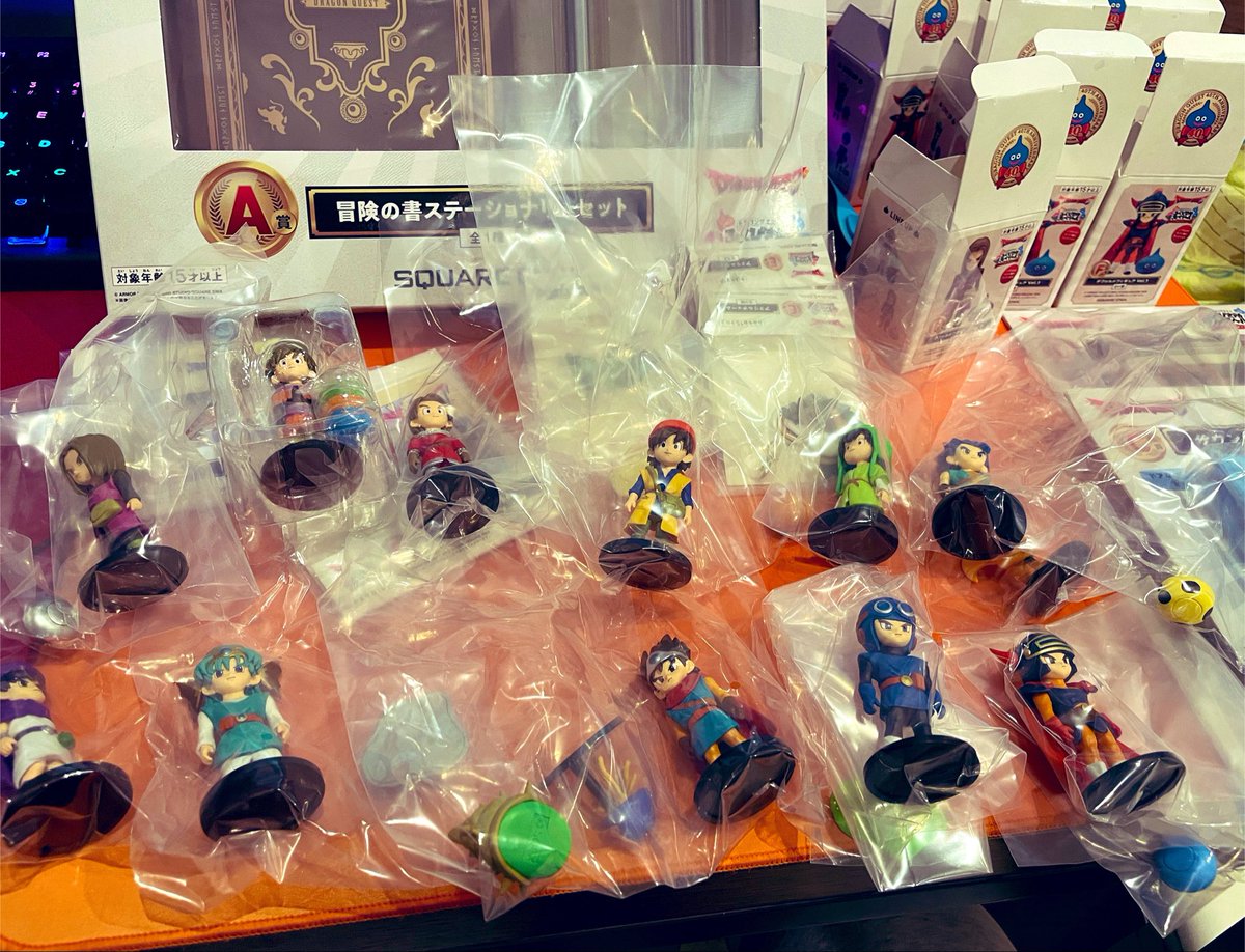RayHart24's tweet photo. ドラクエのふくびき所まだ残ってて、21回回してA賞、C賞、F賞、G賞コンプした。
ドラクエロゴはでなかったけど、フィギュアが全部揃ったのでかい https://t.co/lBqogXouBN