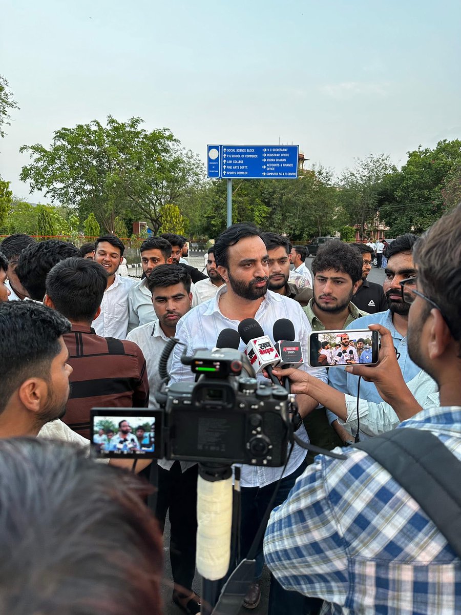 drshravanosian's tweet photo. ये सरकार ना राम की,
ना धाम की, ना संतों की, 
ना गाय की 
ये सरकार तो मूर्खों की!
#पर्चीलाल_मस्त_जनता_त्रस्त https://t.co/1F1qFXJ9VG