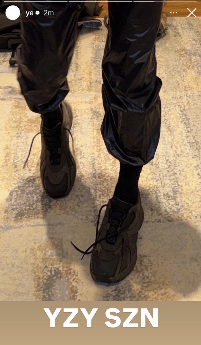 yeunrlsd's tweet photo. Closer look at the new YZY sneakers 

Posted on Ye’s IG https://t.co/qLkmNrcCrE