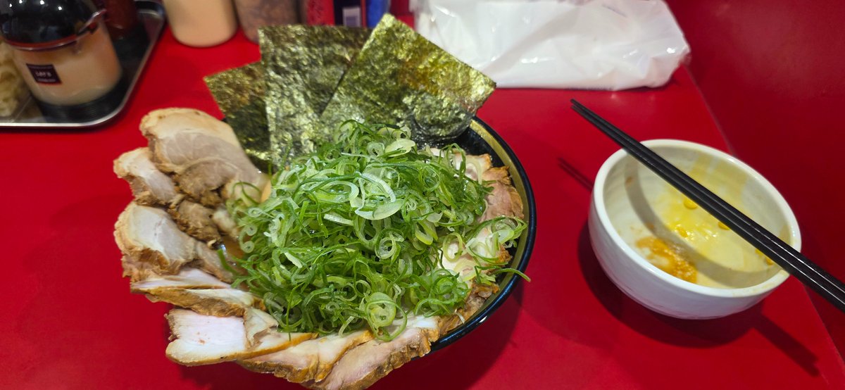 GalaxyUltra910's tweet photo. 横濱家系ラーメン 十六代目野中家(亀戸店)

燻製チャーシューメン中(麺量240g)(燻製チャーシュー4枚、ほうれん草、のり3枚/硬め・濃いめ・多め/燻製チャーシューメン並+中盛 変更)
燻製チャーシュー3枚
煮豚チャーシュー3枚
九条ネギ
目玉丼(ライス食べ放題)

～常設サービス・セルフ式～

水
極にんにく
極しょうが
おろしにんにく
豆板醤
マヨネーズ
ラーメン酢
ふりかけ
ブラックペッパー　

～交通アクセス(一部のみ記載)～

◎JR東日本(中央・総武緩行線)・東武鉄道(亀戸線)亀戸駅(徒歩2分)

※2026年5月15日分

先日の！！！！
UMEEEEEEEEEEEEEEEEEEEEEEEEEEEEEEEEEEEEE ！！！！！！！！！！！！！！！！！！！！
ニャンさん曰くスープは鶏多めで三代目(十条店)より、濃度高めで裏野中家(西川口店)よりは抑えめとのこと！！！！
しっかり濃いけど、ちゃんと飲みやすく仕上がってて良い仕上がり！！！！！！！！
麺の固さもベストで
燻製チャーシューの仕上がりも良好！！！！
今回は目玉丼1杯、ライス大盛2杯食べて完食致しました！！！！！！！！
ニャンさんご馳走様です！！！！