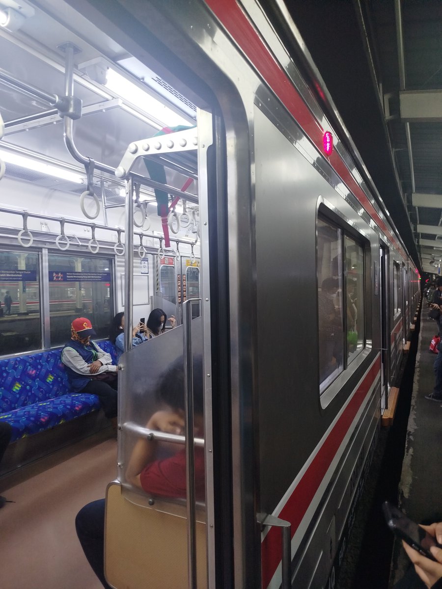 risubagyo's tweet photo. Sebenernya 21.34 ada kereta dari Tangerang langsung ke Manggarai dari Duri tuh buat apa sih? @CommuterLine Gapeka nya dipertimbangkan dong @KAI121 Peron 5 kecil banget @kemenhub151 https://t.co/bNp7UQX4Uv