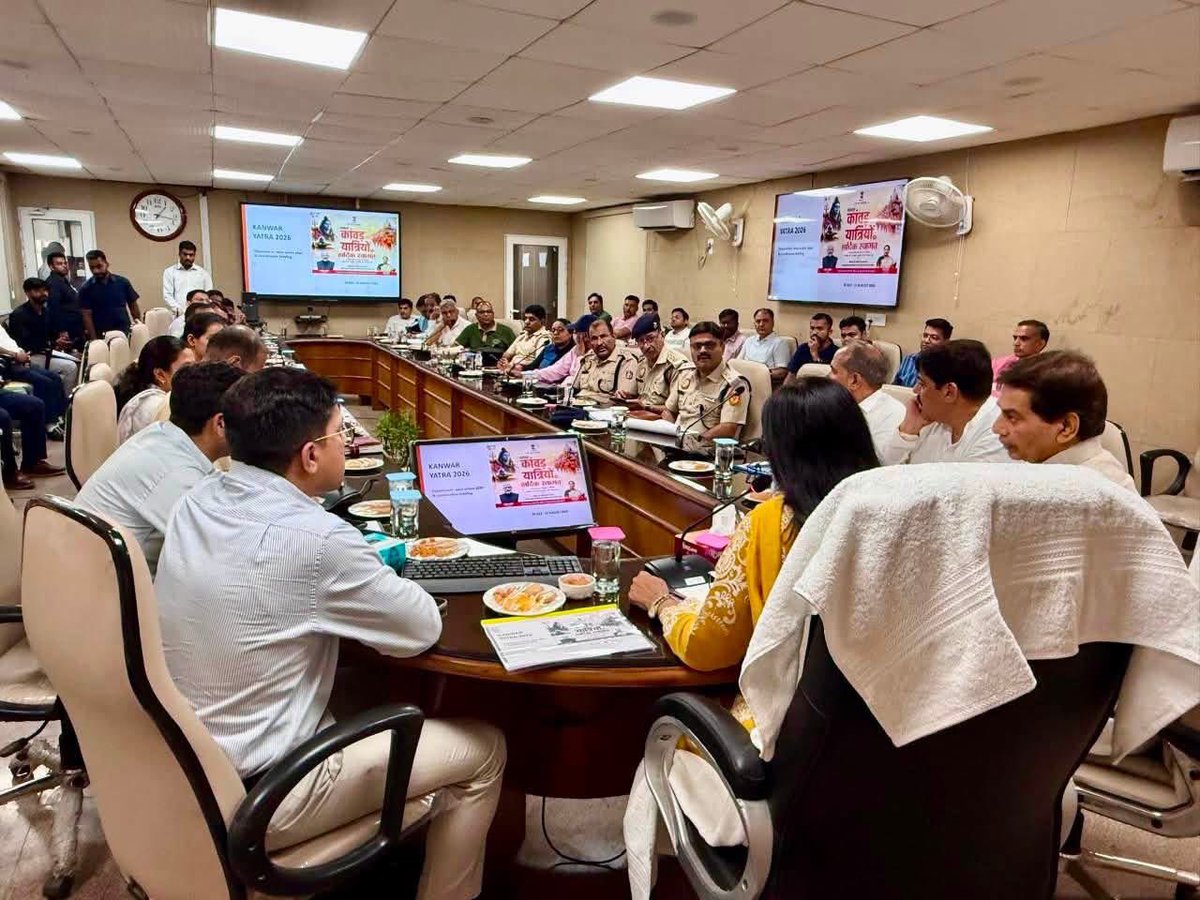 kjsehrawat's tweet photo. आज साउथ वेस्ट डीएम ऑफिस में आगामी कांवड़ यात्रा के सफल एवं सुव्यवस्थित आयोजन को लेकर आयोजित महत्वपूर्ण बैठक की अध्यक्षता की।

बैठक में DDC चेयरमैन श्री प्रदुमन राजपूत जी, डीएम श्री किशोर जी, विधायक श्री कुलदीप सोलंकी जी तथा नजफगढ़ ज़ोन चेयरमैन श्री जयवीर राणा जी उपस्थित रहे।

बैठक के दौरान कांवड़ शिविरों में पेयजल, विद्युत, स्वच्छता, चिकित्सा, सुरक्षा, यातायात प्रबंधन एवं अन्य आवश्यक सुविधाओं की विस्तार से समीक्षा की गई। 

शिव भक्तों को कांवड़ यात्रा के दौरान किसी भी प्रकार की असुविधा का सामना न करना पड़े, इसलिए संबंधित विभागों के अधिकारियों को आवश्यक दिशा-निर्देश दिए गए तथा सभी व्यवस्थाओं को समय पर एवं बेहतर ढंग से पूर्ण करने पर विशेष बल दिया गया।

श्रावण मास में आने वाले लाखों शिवभक्तों की आस्था, सुविधा और सुरक्षा हमारी सर्वोच्च प्राथमिकता है।

#kamaljeetsehrawat #westdelhiloksabha