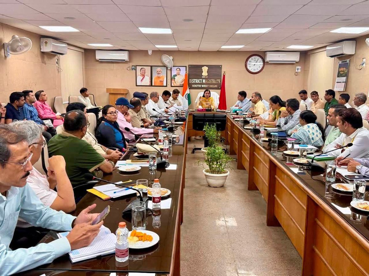 kjsehrawat's tweet photo. आज साउथ वेस्ट डीएम ऑफिस में आगामी कांवड़ यात्रा के सफल एवं सुव्यवस्थित आयोजन को लेकर आयोजित महत्वपूर्ण बैठक की अध्यक्षता की।

बैठक में DDC चेयरमैन श्री प्रदुमन राजपूत जी, डीएम श्री किशोर जी, विधायक श्री कुलदीप सोलंकी जी तथा नजफगढ़ ज़ोन चेयरमैन श्री जयवीर राणा जी उपस्थित रहे।

बैठक के दौरान कांवड़ शिविरों में पेयजल, विद्युत, स्वच्छता, चिकित्सा, सुरक्षा, यातायात प्रबंधन एवं अन्य आवश्यक सुविधाओं की विस्तार से समीक्षा की गई। 

शिव भक्तों को कांवड़ यात्रा के दौरान किसी भी प्रकार की असुविधा का सामना न करना पड़े, इसलिए संबंधित विभागों के अधिकारियों को आवश्यक दिशा-निर्देश दिए गए तथा सभी व्यवस्थाओं को समय पर एवं बेहतर ढंग से पूर्ण करने पर विशेष बल दिया गया।

श्रावण मास में आने वाले लाखों शिवभक्तों की आस्था, सुविधा और सुरक्षा हमारी सर्वोच्च प्राथमिकता है।

#kamaljeetsehrawat #westdelhiloksabha