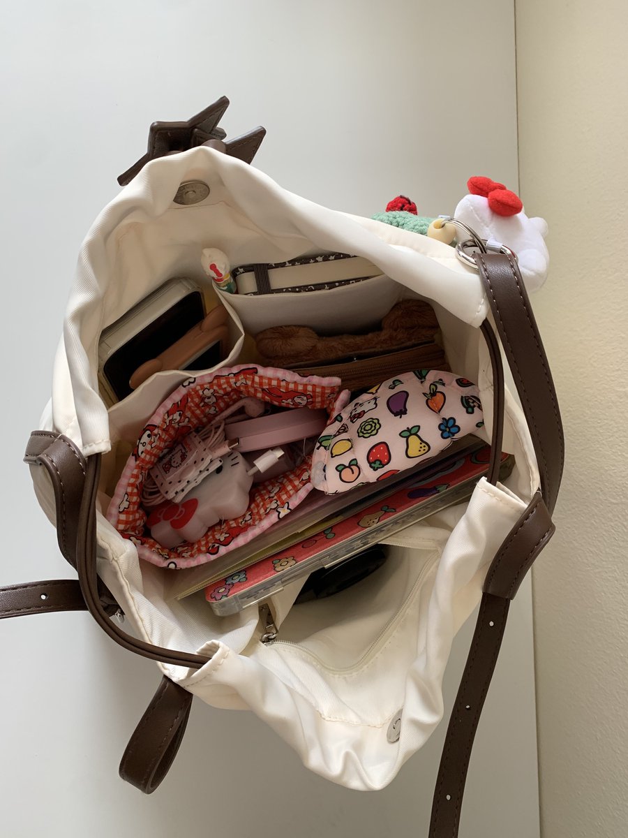 marauisxx's tweet photo. What’s in my bag 👨🏻‍🌾💭 https://t.co/jwb6ltrBZf