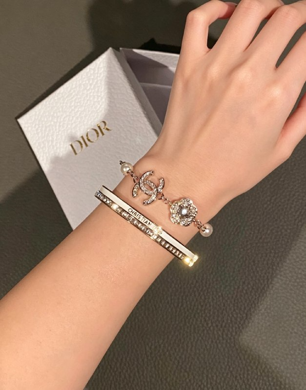 Bby0801's tweet photo. Stunningly beautiful ✨ Dior diamond bangle + Chanel star diamond bracelet stacked together https://t.co/vVRFRkl4TE