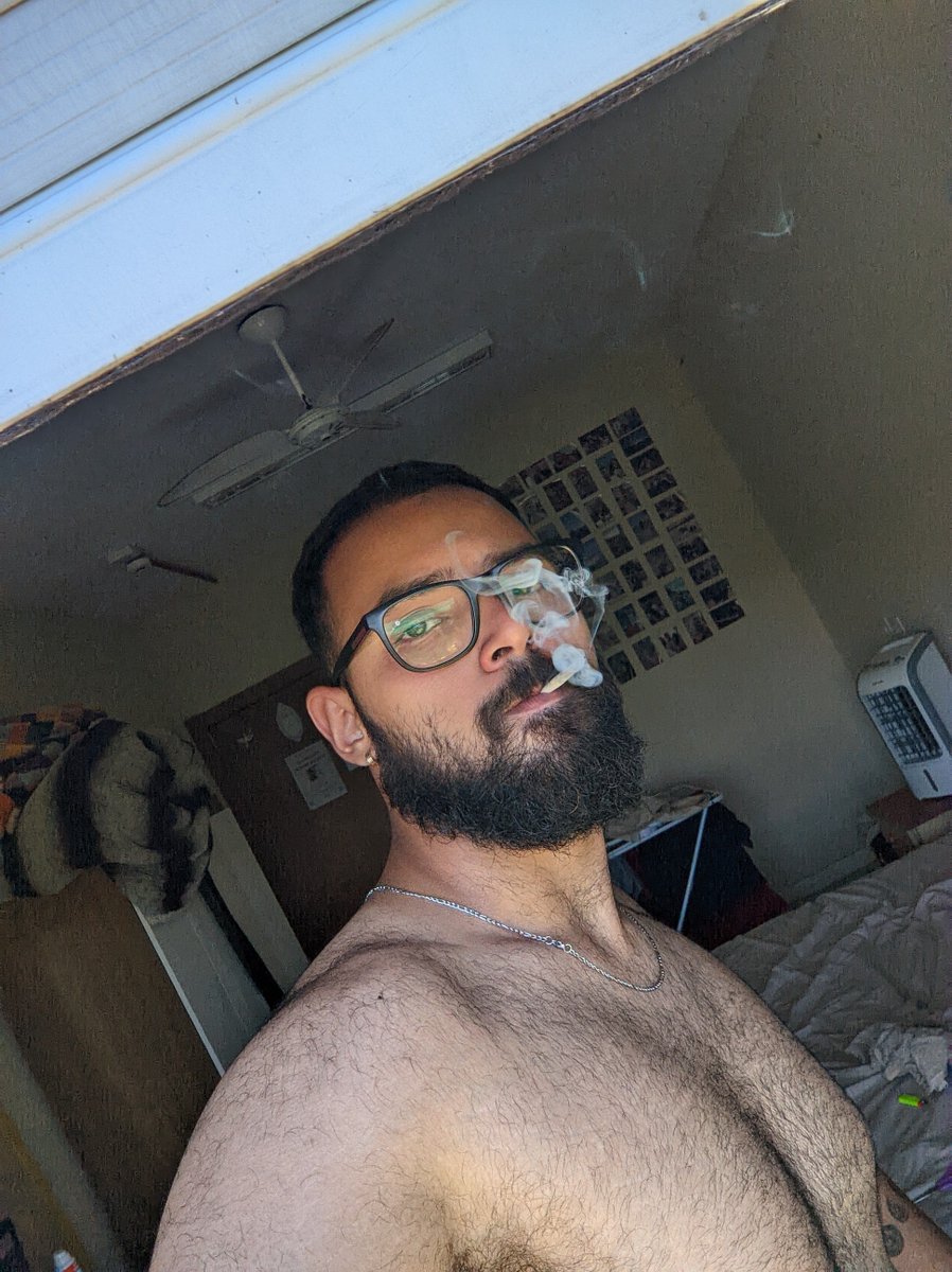 new_romam's tweet photo. Queria postar essa, mas tava com medo da minha mãe ver e me xingar pq to fumando https://t.co/6fPgHWlIDt