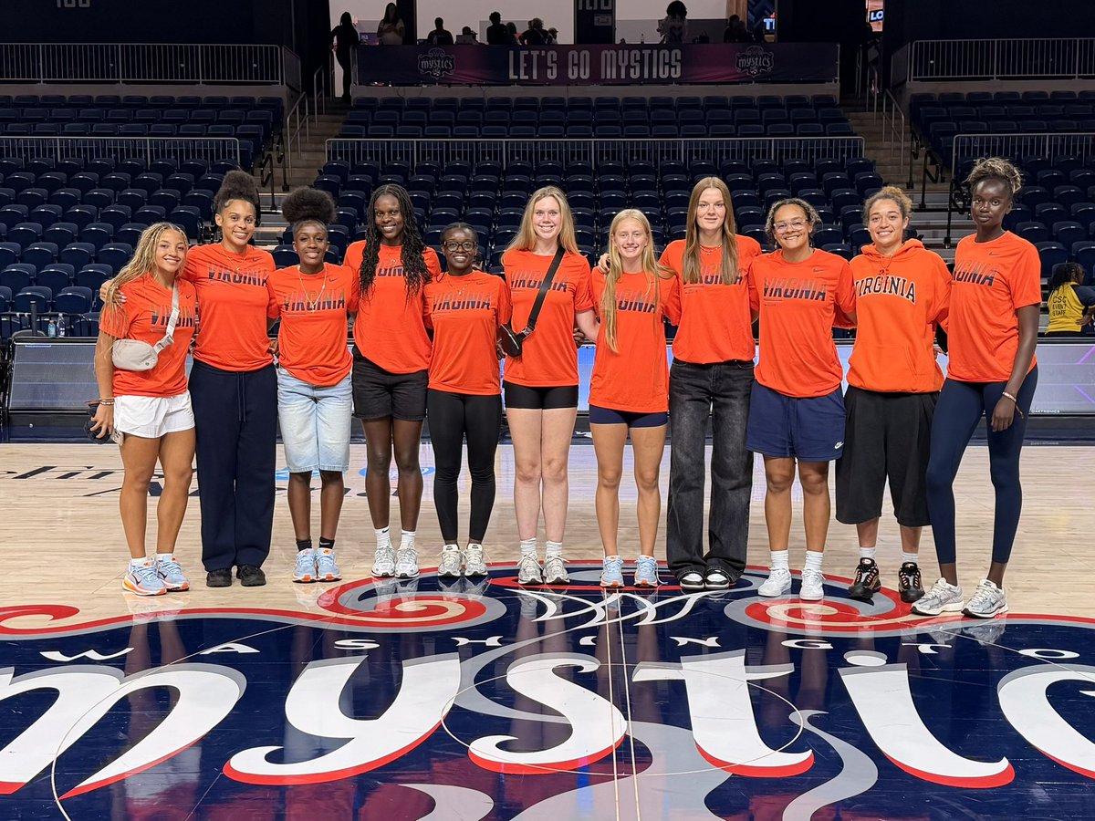 UVAWomensHoops's tweet photo. Thanks for having us @WashMystics!

#GoHoos https://t.co/d2lmBdkHMx