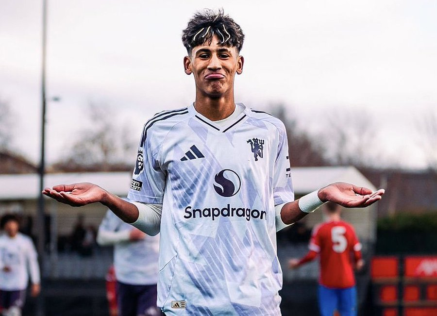 UnitedUpdates's tweet photo. 🚨 JJ Gabriel becomes the YOUNGEST player in the history of Manchester United to feature for the first team, aged 15 years and 299 days old. 💫🔥 https://t.co/2thdTIH4zp