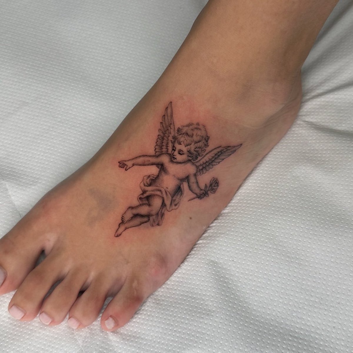 its_may97's tweet photo. Todos miran el tatuaje yo miro la cicatriz que tiene en su dedito pequeño, que te pasó mi amor 🥺 https://t.co/pB7yfOUii4