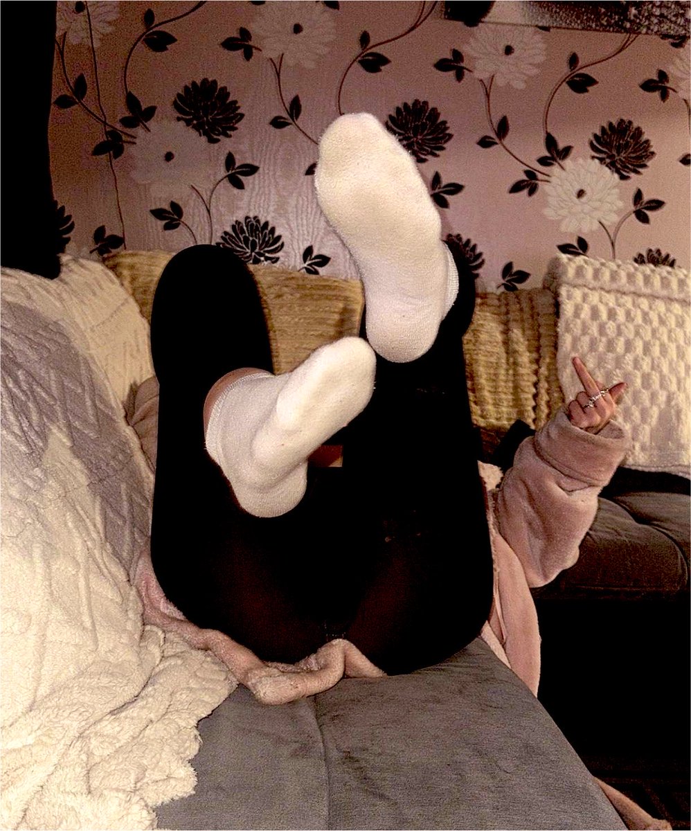 MissRed66x's tweet photo. Sniff my soles foot sluts 🧦 https://t.co/iXaK1gjvcT