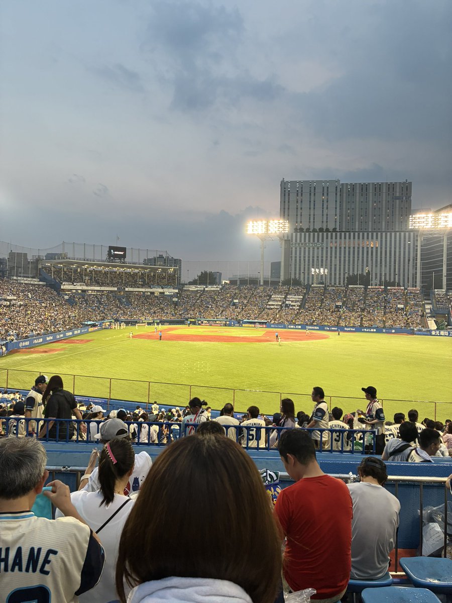 nacchi308's tweet photo. 会社の人に誘われ、神宮球場にて初めての野球観戦⚾️
ゲリラ豪雨に2度襲われ大変だった😂
途中で諦めて5回で帰宅🤣
でも楽しかったのでまたリベンジしたい😎 https://t.co/JcoFtFs6bx