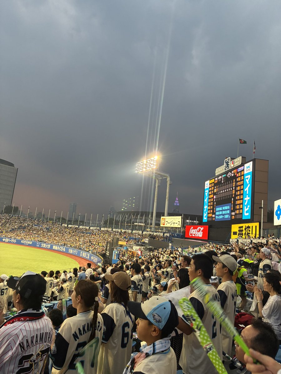 nacchi308's tweet photo. 会社の人に誘われ、神宮球場にて初めての野球観戦⚾️
ゲリラ豪雨に2度襲われ大変だった😂
途中で諦めて5回で帰宅🤣
でも楽しかったのでまたリベンジしたい😎 https://t.co/JcoFtFs6bx