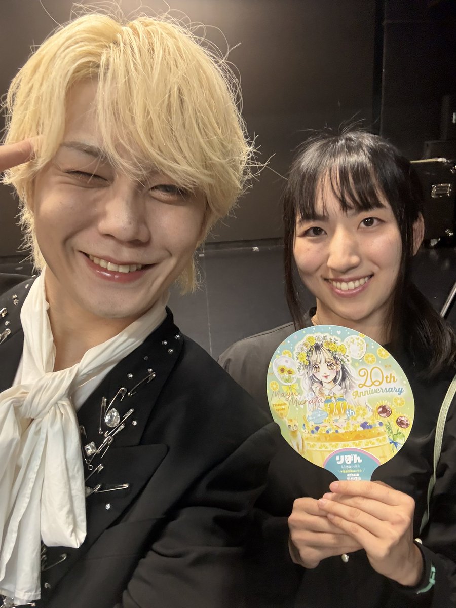910ryoko's tweet photo. 【8月1日の思い出・特典会のみ】

LIVEは昼休憩のタイミングが合わず😭

仕事場がすぐ近くのおかげで
特典会は参加できて！

りぼんフェスタの無料配布で貰った
可愛いうちわを持参💕

ライブタイミングは合わなかったですが
髪型のタイミングは合った気が笑

ハニーレモンソーダの三浦界くんみたい🍋 https://t.co/CdBrJhS8WX