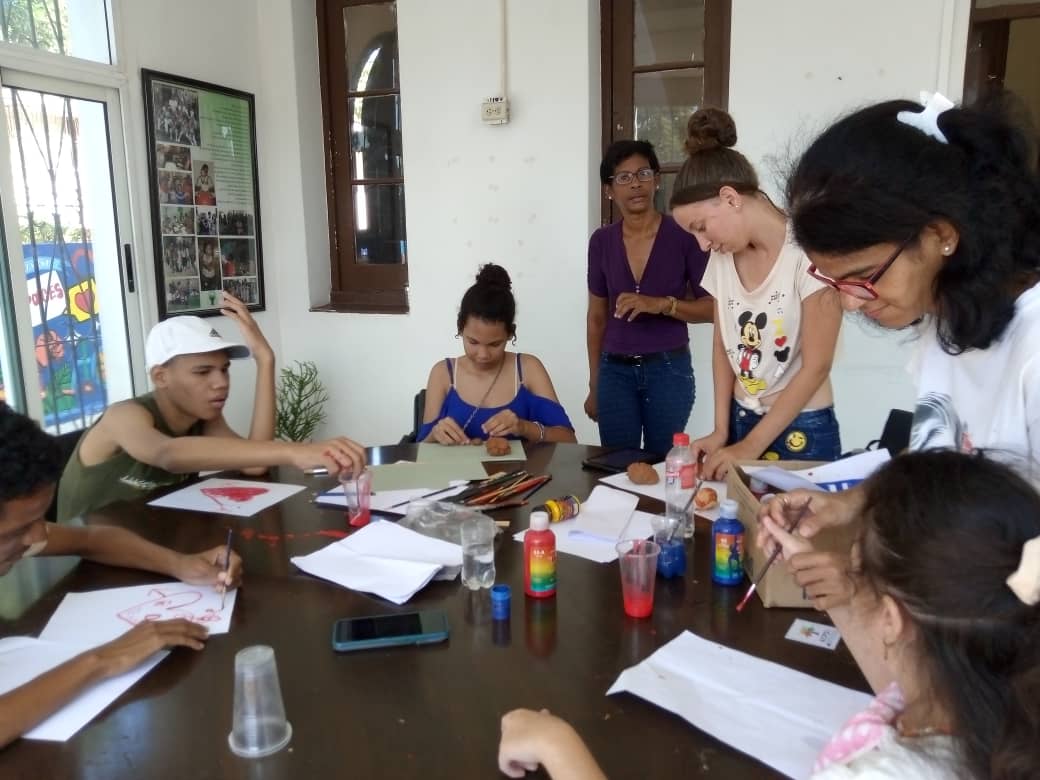 ACPDI_Cuba's tweet photo. Continúa en nuestra sede nacional de #ACPDI 🇨🇺 el Taller de Cerámica para nuestros jóvenes asociados, un espacio de esparcimiento, aprendizaje y de interrelación social. 
🌞😊Talleres de Verano 🌞😊
#ISA #MtssCuba #MES https://t.co/YtwrXnUCa4
