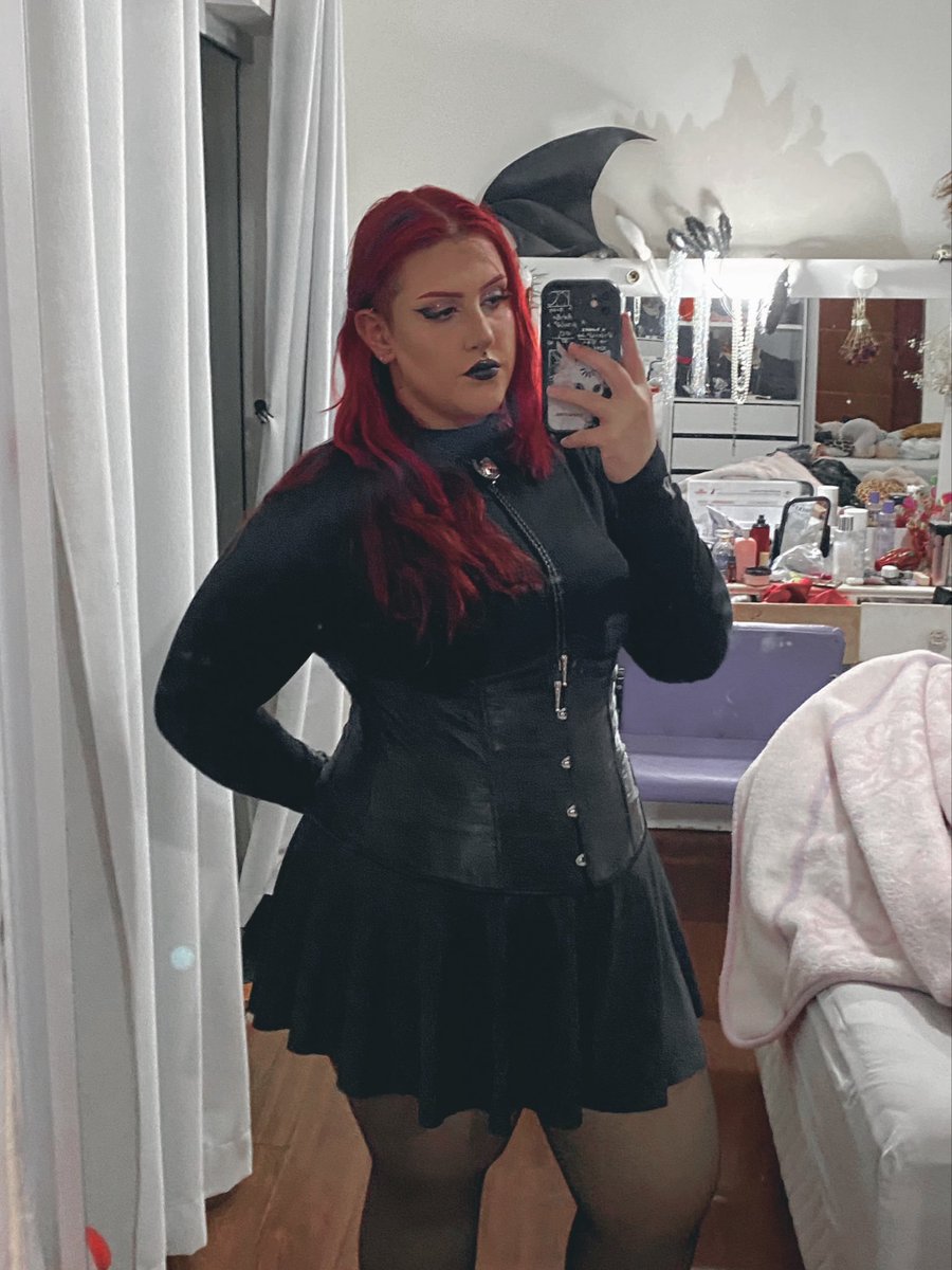 mylilfreefall's tweet photo. pov uma vampira no rodeio https://t.co/R15hs8DRHT