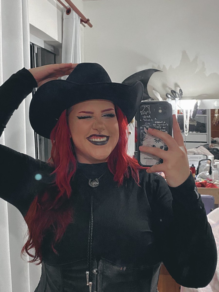 mylilfreefall's tweet photo. pov uma vampira no rodeio https://t.co/R15hs8DRHT