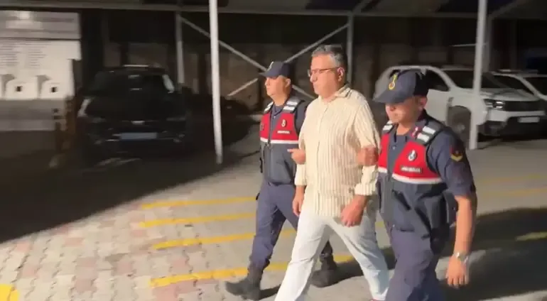 yirmiucderece's tweet photo. Cem Küçük’ün WhatsApp mesajları deşifre oldu: İBB’ye o ismi hazırlamışlar! 

Tutuklanan Cem Küçük’ün telefon incelemesinde şok yazışmalar çıktı. 

Mesajlarda, 19 Mart 2025'te Ekrem İmamoğlu'nun gözaltına alınmasının ardından, eski Bakan Adil Karaismailoğlu'nun İBB’ye kayyum olarak atanmak için ekibiyle gizli toplantılar yaptığı iddia ediliyor.

(Sözcü)