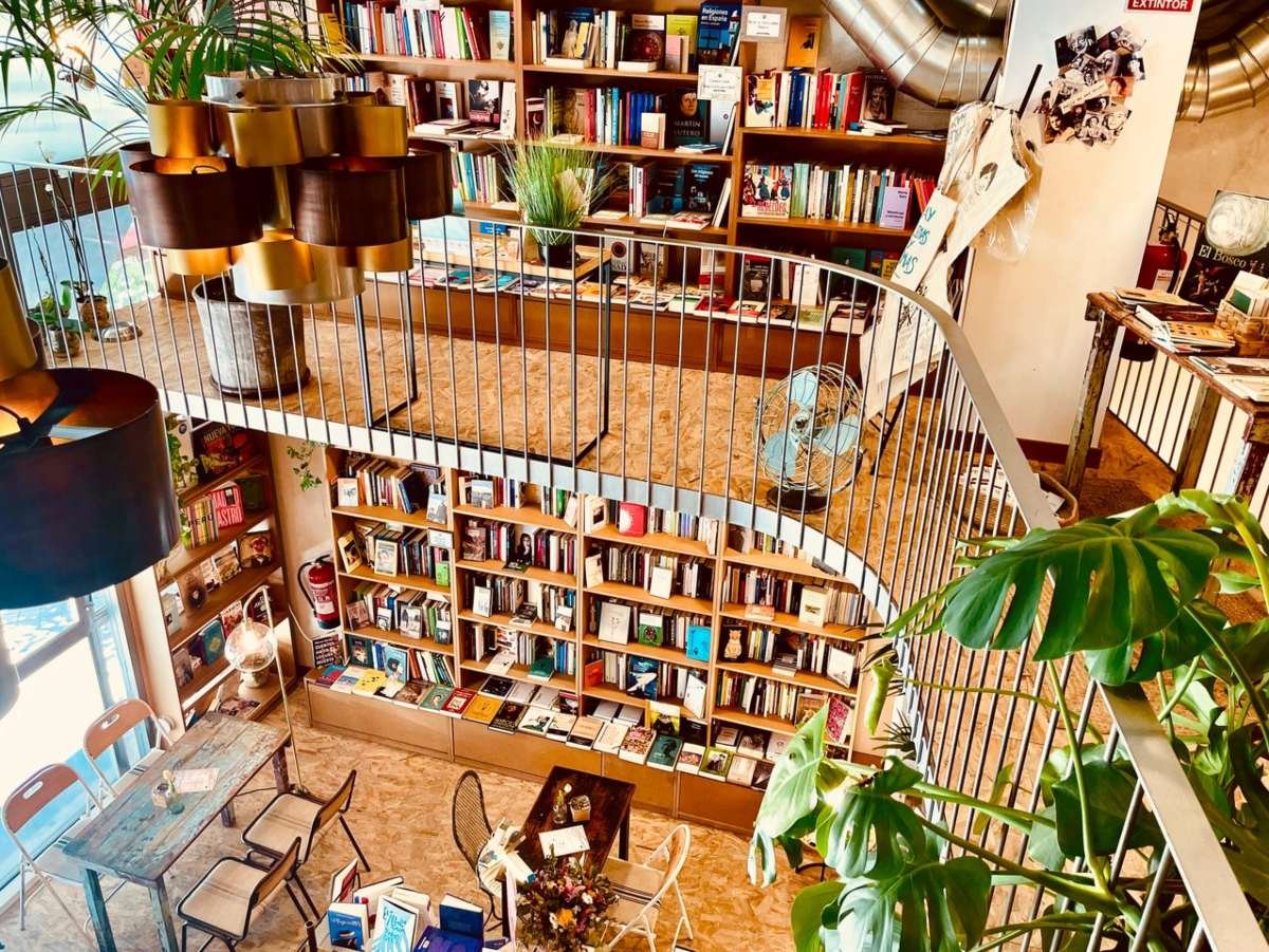 robear54's tweet photo. Un lieu pour lire…

La Cafebrería ad Hoc, une librairie-café indépendante sur deux niveaux située dans le quartier d'Argüelles/Moncloa à Madrid, en Espagne. On y propose des ateliers d’écriture et de lecture, un club de lecture, des expositions et des présentations de livres. https://t.co/TpA4dMiWDn