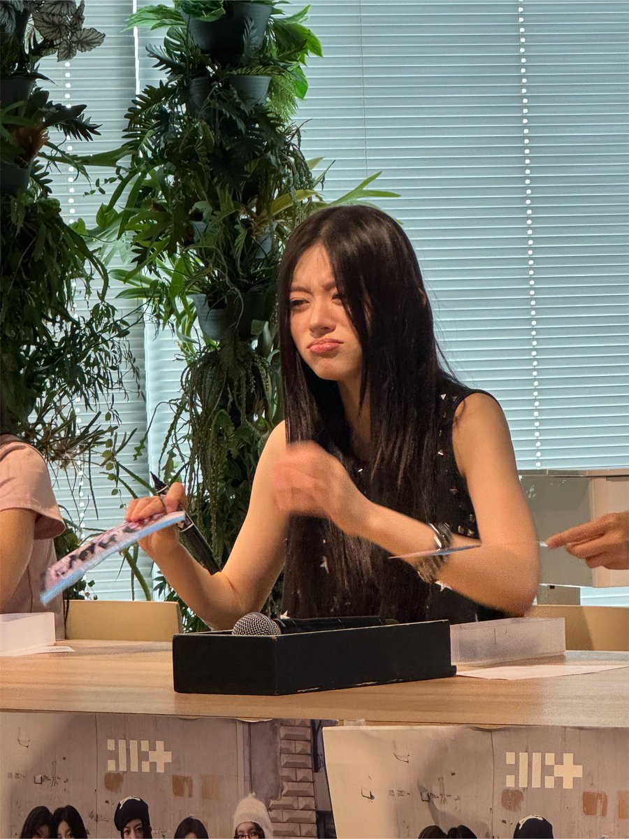 ree_hee_3's tweet photo. 260801
ILLIT Amazon 全員サイン会

コンアルズ

#ILLIT #아일릿 #ウォンヒ #WONHEE #원희 #ミンジュ #MINJU #민주 #I_Got_Your_Back https://t.co/dDy5KfaZE8