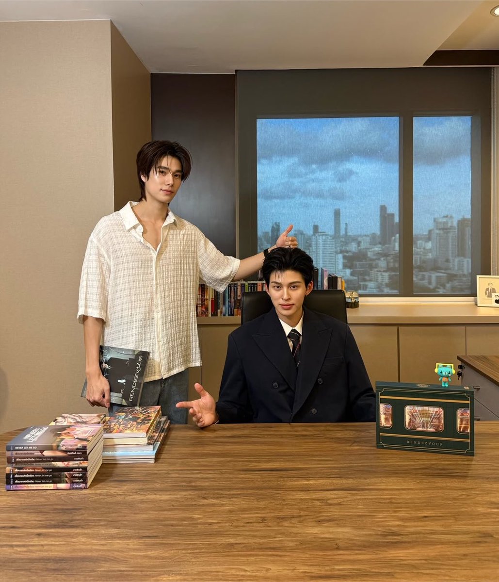 hamburggers's tweet photo. โต็ะทำงานคุณธีร์ ที่ GmmTheeV ชั้น 30 ว้าาา555555555555555555555555555

ตำแหน่งพี่ถาสาขา2 มาก เป้ะยันนิยายรวมเรื่องที่ปอนด์กับภูวินเล่นอะ แถมมีโฟโตบุ้ค มี dvd แฟนคอนอีก แถมมีพี่เพิ่มพูนด้วย🥹🥹

โต็ะทำงานคุนธีร์มากกกกกกกกกกกกกกก

#PeachAndMeSeriesFinalEP https://t.co/sxe4A7KLI3