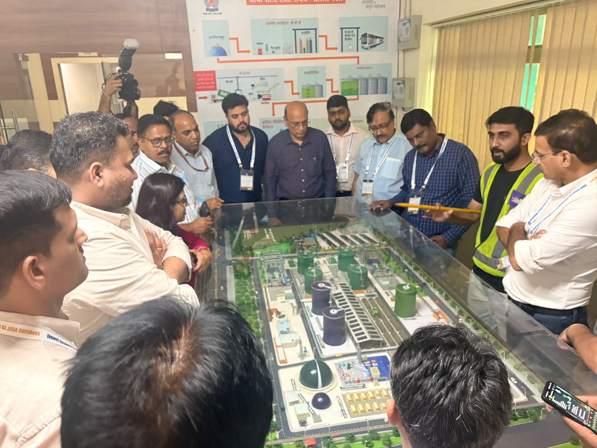 SwachhIndore's tweet photo. इंदौर में 30 जुलाई से 1 अगस्त तक आयोजित AMDA के तीन दिवसीय अध्ययन दौरे का सफल समापन हुआ। दिल्ली सहित नौ राज्यों के 26 वरिष्ठ अधिकारियों ने शहर के ठोस अपशिष्ट प्रबंधन, डिजिटल गवर्नेंस और शहरी प्रशासन मॉडल का अध्ययन किया।
#swachhindore https://t.co/HZS1TSvedC