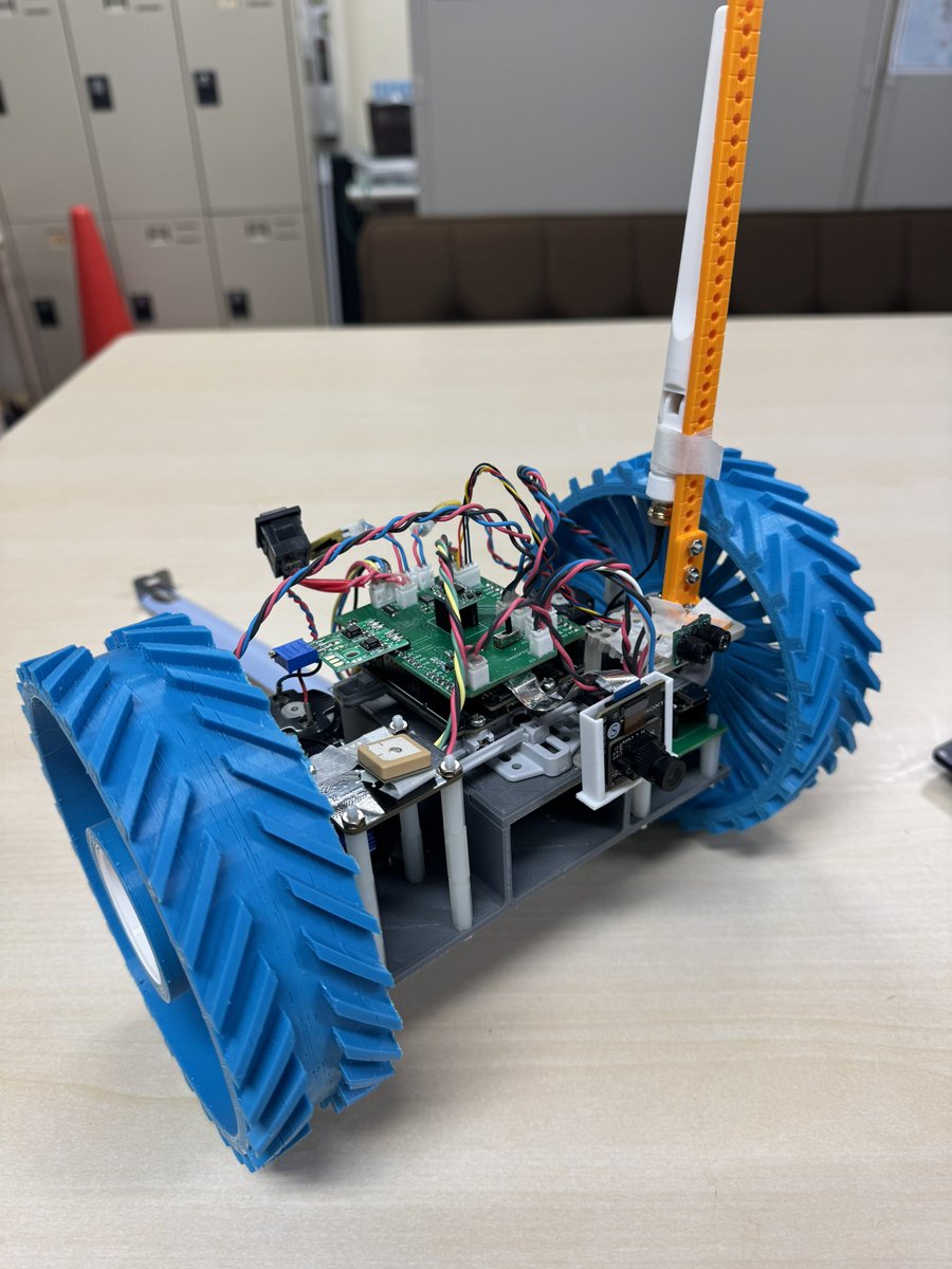 TSERyrok's tweet photo. 開発中の探査ロボットのプリント基板を実装し、動作させてみました。昨年度より小型化しています。現段階でみえてきた問題点もあり、今後修正していきます。 https://t.co/ogpGlZCd42