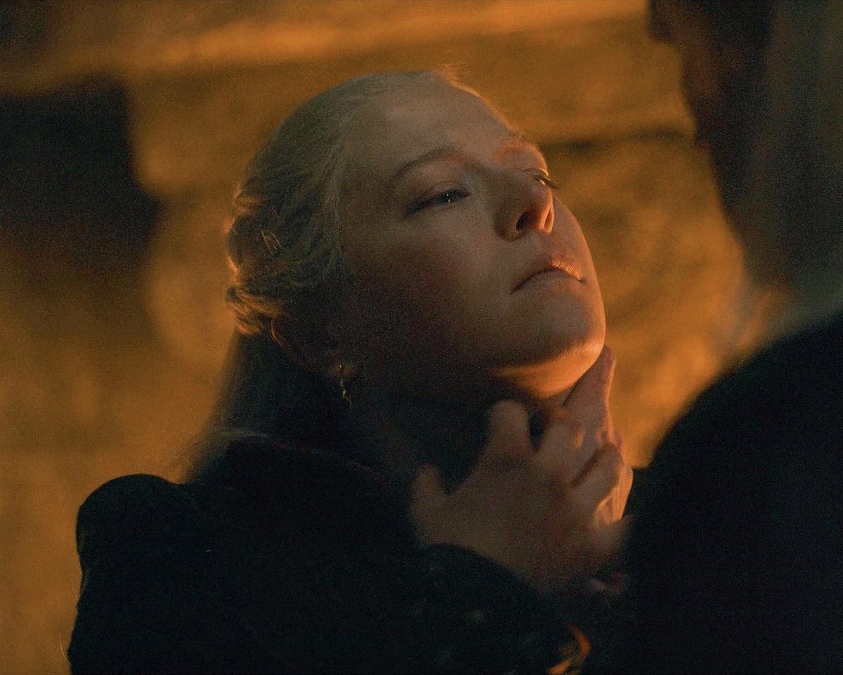 itshelenwhat's tweet photo. you will never see daemyra fans talk about these scenes 🧍‍♀️ they always dismiss the pain and abuse that daemon put rhaenyra through but they start calling her slurs when she cheated on him 😕 the double standard from boy moms on hotdtwt is insane https://t.co/xucDFc4elT