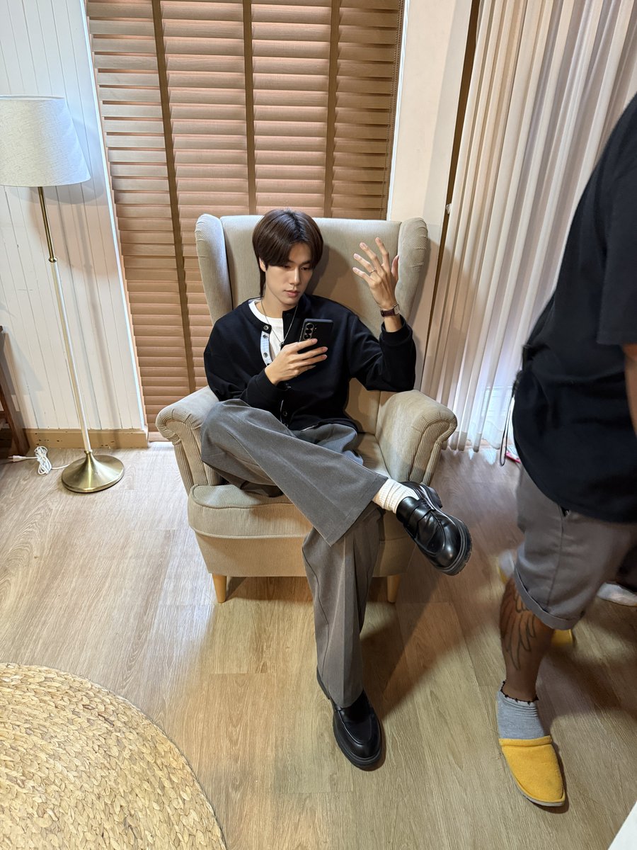 jeans_aeng's tweet photo. ค้นพบท่าประจำเวลาขอถ่ายคอน 5555555 #PeachandMeSerieFinalEP https://t.co/Y7uh23uAAA