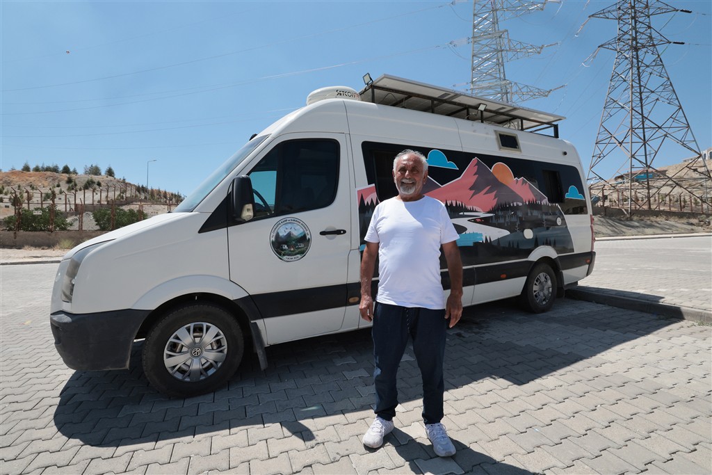 Darende_Haber's tweet photo. 🚐 Karavancıların yeni rotası Darende: Tek eksik karavan parkı

Tarihi, manevi ve doğal güzellikleriyle her yıl yaklaşık 1 milyon ziyaretçiyi ağırlayan ilçemiz, şimdi de karavan tutkunlarının gözdesi oluyor.

🔗 Haberi okumak için 👇https://t.co/4eaR54GvNB

#Darende #Karavan https://t.co/dhH68ScQtb