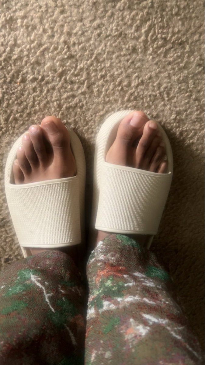SwitchDarius2's tweet photo. The face  behind the toes😳 https://t.co/9oSlA9BNiu