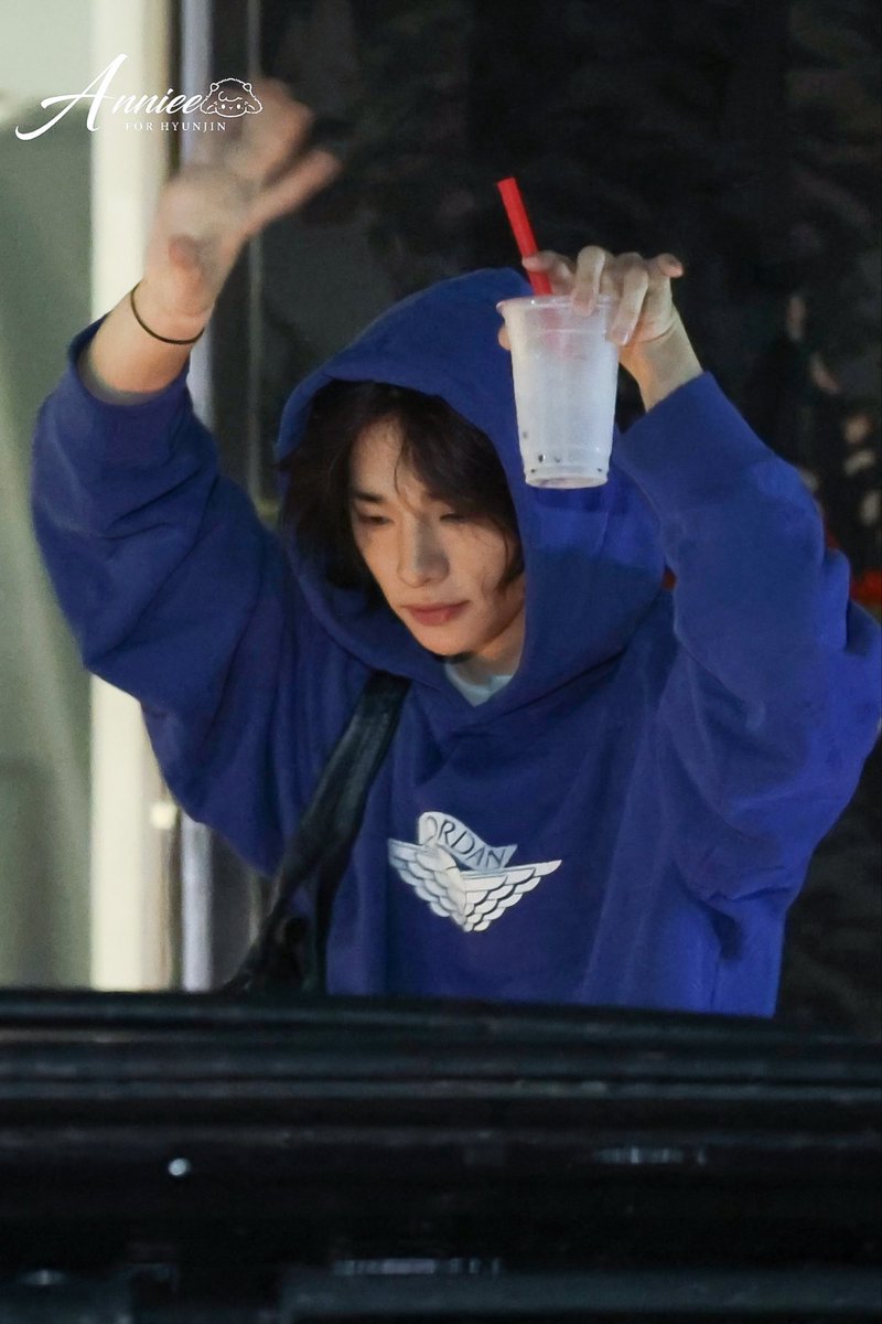 Anniee_forHJ's tweet photo. 260801 Run It D4 퇴근.

#Hyunjin #黄铉辰 #현진 #Straykids #스트레이키즈 #ヒョンジン https://t.co/KB2VOJCh4g