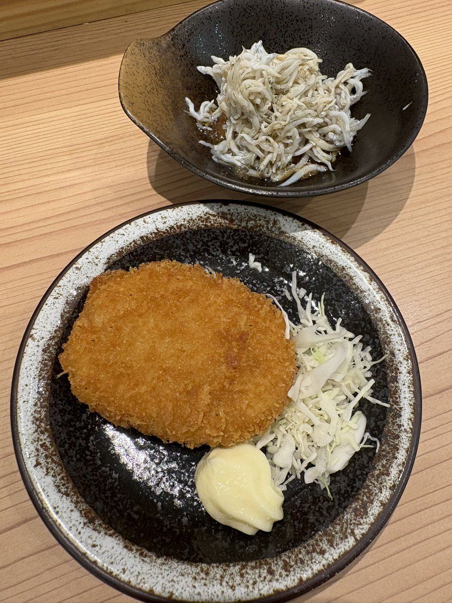 White8045's tweet photo. 今日は、あべの橋で
造り4種盛り、鶏のたたき
コロッケ、釜揚げしらす😋 https://t.co/YjbWwiRRsL
