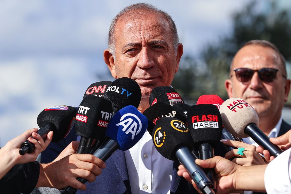 Newsscoppe's tweet photo. Gürsel Tekin: "Uğur Dündar hakkında da suç duyurusunda bulunulduğu tarafıma sonradan bildirilmiştir.

Kendisiyle yıllara dayanan bir hukukumuz ve dostluğumuz vardır. Bu nedenle kendisine yönelik herhangi bir kötü niyetim, art niyetim ya da kastım söz konusu değildir." https://t.co/PpOPNmINlb
