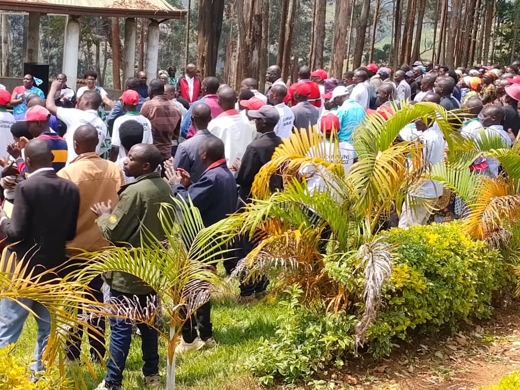 ButoyiEvelyne's tweet photo. Uyu musi mukuru w'amakomine kabaye akaryo keza ko guhura n'abo twakuranye ku gatumba maze tuganira ibikorwa vy'iterambere ya komine nziza ya #Rwibaga mu ntara yagutse ya #Bujumbura https://t.co/28VtDgAn9f