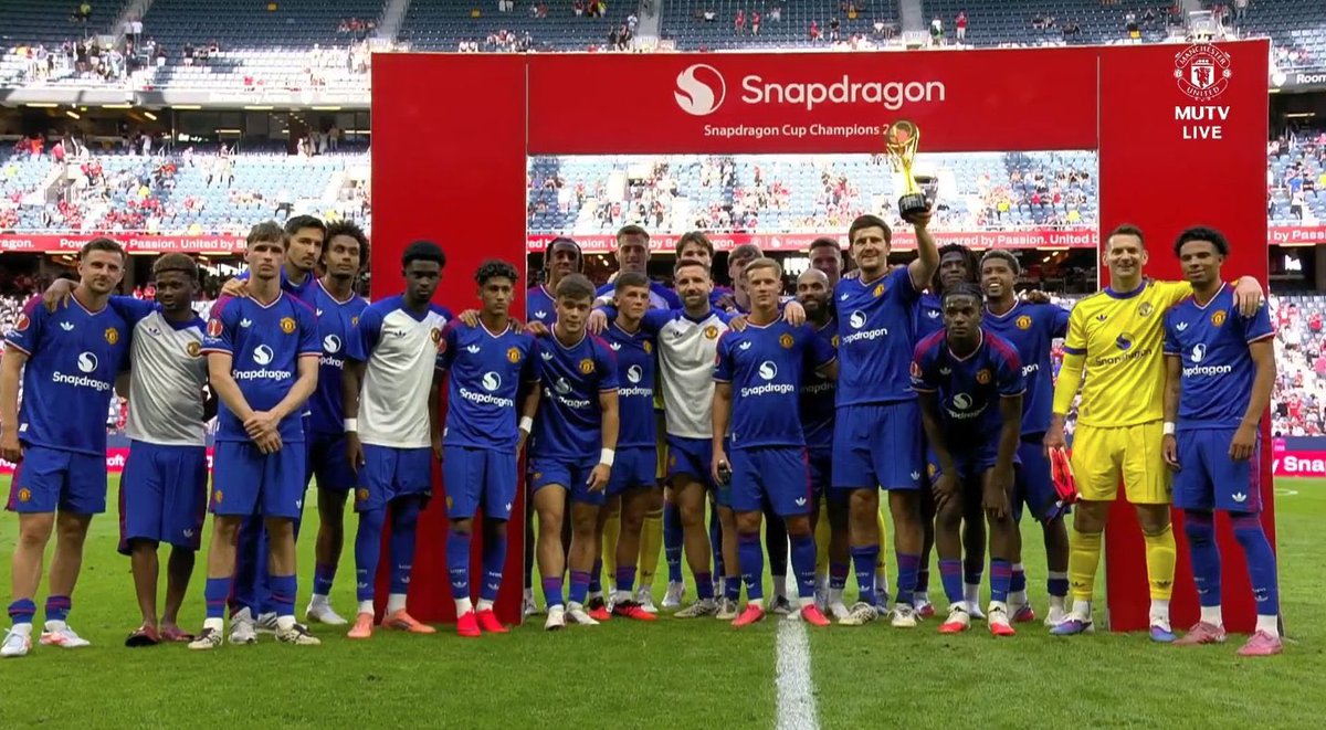 utdreport's tweet photo. Manchester United win the Snapdragon Cup! 🏆 https://t.co/ayESUamRzd