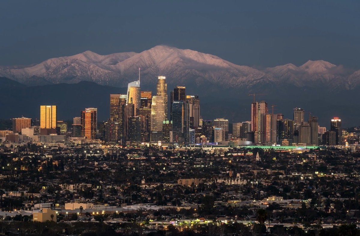 bay_photography's tweet photo. Extreme heat warnings this weekend for Los Angeles as some areas get in the 100s. Stay cool with this mysterious snow cap floating behind the skyline. https://t.co/QqeqOhUDVH