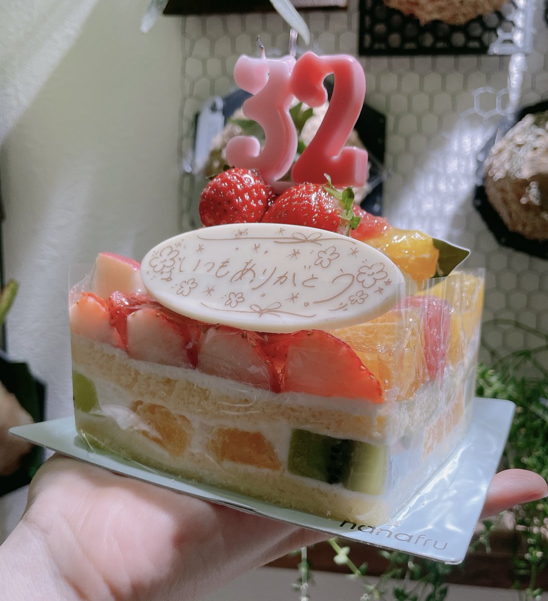 maron_tkw's tweet photo. 彼女がケーキ買ってきてくれた！
「いつもありがとう」らしいけど年齢いる？？？
(誕生日ではない) https://t.co/01bxgzroXQ