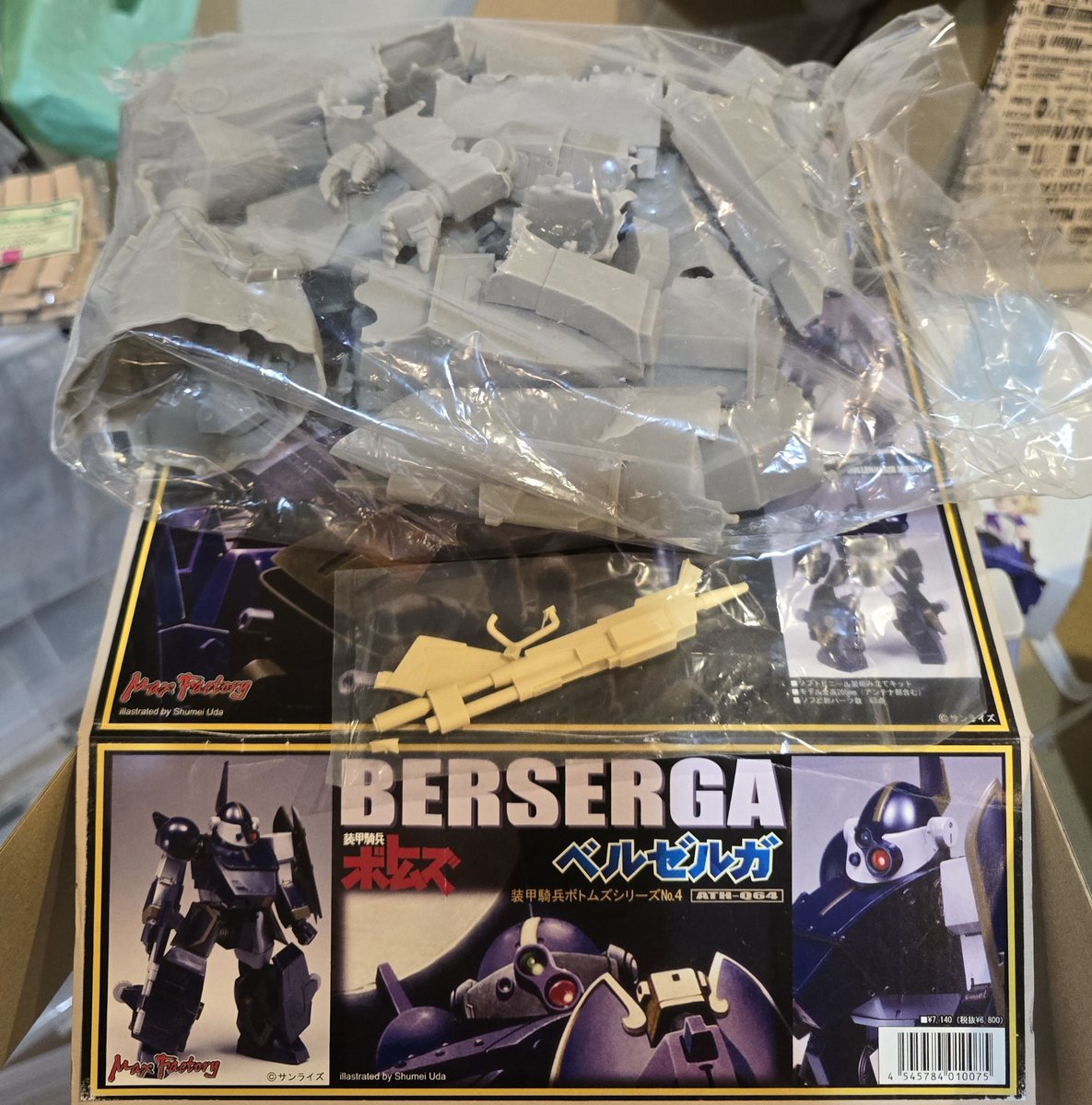 omeganekanae's tweet photo. 実家のマウンテンサイクルからソフビベルゼルガを発掘！　予期せぬ地層に埋もれていたので発見が遅れてしまった、どうしてもっと早く出てきてくれなかったんだ・・・（独り言）

パッケージも綺麗なまま、未開封で完品！　と思いきや説明書が無いぞ。どこへやったんだ昔の自分よ。

このキットは吉祥寺のビージェイで２０年くらい前？、閉店の直前に購入しました。何故かレジの奥に1個だけぽつんと置いてあって・・・いつ来てもあるので店員さんに聞いたら売り物だった。ラッキーでした。
いずれこのベルゼルガもプラモデルになるのでしょうが、パッケージはこのままだと良いな。
＃ボトムズ