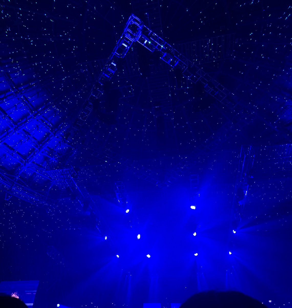 musical_jju's tweet photo. 얘들아.......
빅터가 후회 부를때 하늘에 별 짱마니 생긴거 본사람..........

"밤 하늘 빛나는 저 별처럼
위대한 하늘을 꿈꾸었네" https://t.co/syqRsQp21D