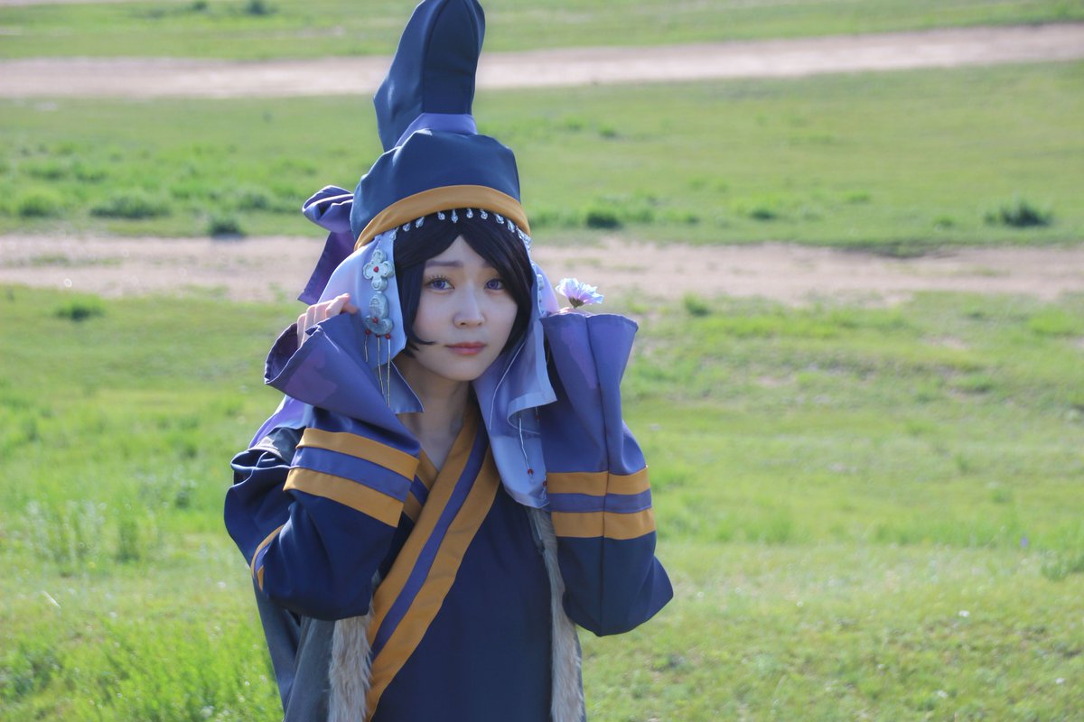 yonapa_cosplay's tweet photo. 【⚠コスプレ / cosplay 】
天幕のジャードゥーガル/ドレゲネ
撮影地：モンゴル

ドレゲネが好きすぎて、モンゴルの草原に行って撮影しました🌿
衣装は型紙作りからこだわって、試行錯誤しながら作りました🧵
#天幕のジャードゥーガル https://t.co/7dNqZoZDsK