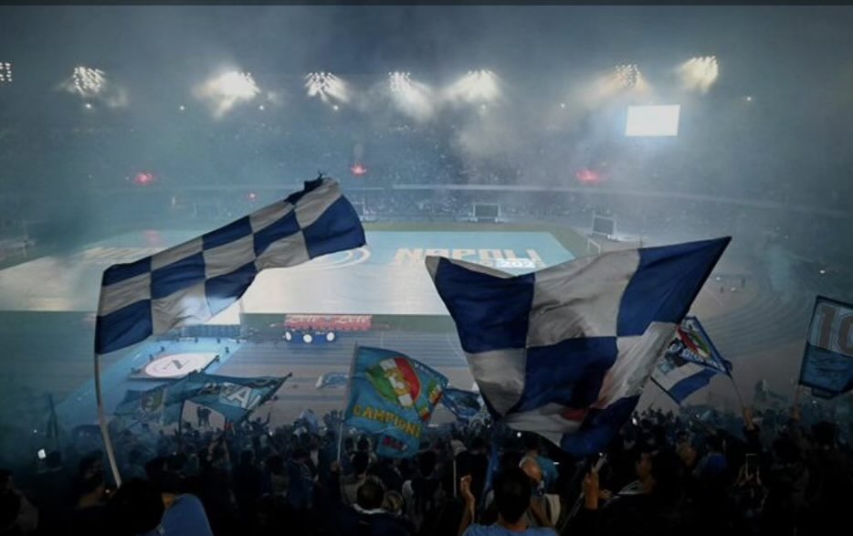 andreaabodi's tweet photo. Un secolo di storia e di storie, di musica e teatro che sono diventati lo stadio, di passione infinita e qualche patimento, di lacrime dal diverso sapore, da piccole sofferenze a infinite gioie, di cuore e amore della gente, di maschere che tra sole, mare e Vesuvio hanno descritto un’espressività generosa, unica e piena di sentimenti, di giovani promesse e assolute certezze, incancellabili come Diego Armando Maradona, in Città e in tutto il mondo: tutto questo e molto di più è il @sscnapoli la sua vita e quella dei milioni di Tifosi che gli danno sempre più vita. Il Napoli è stata la mia prima passione da bambino, a poco più di sei anni, conosciuto e frequentato nell’infinito agosto che trascorrevo con i miei ad Abbadia San Salvatore, sul meraviglioso @amiataintoscana . Era la squadra di capitan Juliano, di Zoff, Sivori, Altafini, Canè, Barison, Panzanato e tanti altri, una squadra e il suo “colore” che mi sono rimasti nel cuore, Auguri per questo meraviglioso secolo di vita, che ha riempito la vita di tanti, tanti e tanti ancora, attraversando le generazioni, il tempo e le distanze ! 🩵