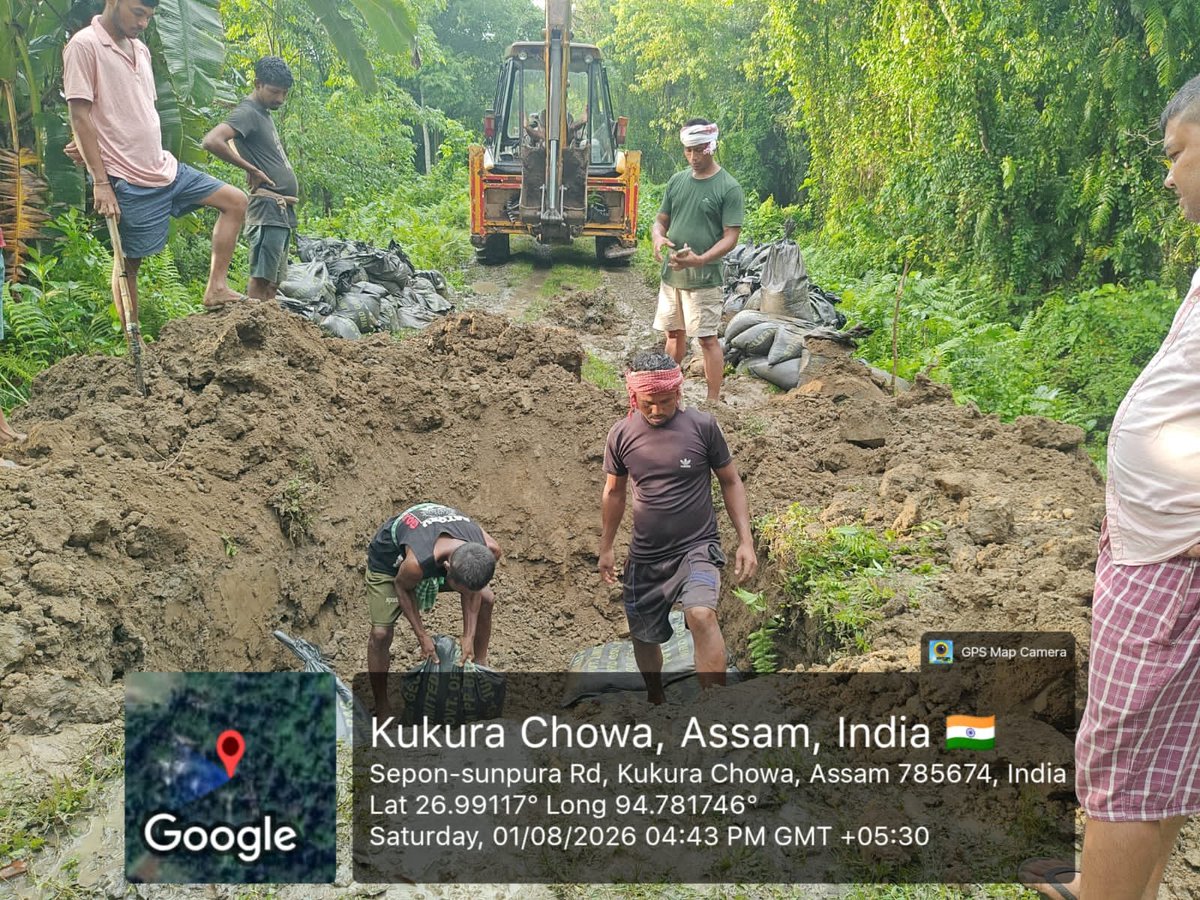 himantabiswa's tweet photo. We are plugging the breach in Desang embankment and strengthening it rapidly to improve flood resilience in Sivasagar.

This is part of our ongoing efforts to  build a strong deterrence against floods and rebuild the historic place by providing relief to its people. https://t.co/irFPmNpPMj