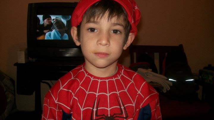 sapillopillo's tweet photo. teoría: todos tenemos al menos una foto de cuando éramos chiquitos disfrazados de Spider-Man. esta es la mia :) https://t.co/k0ZE8v9ST9